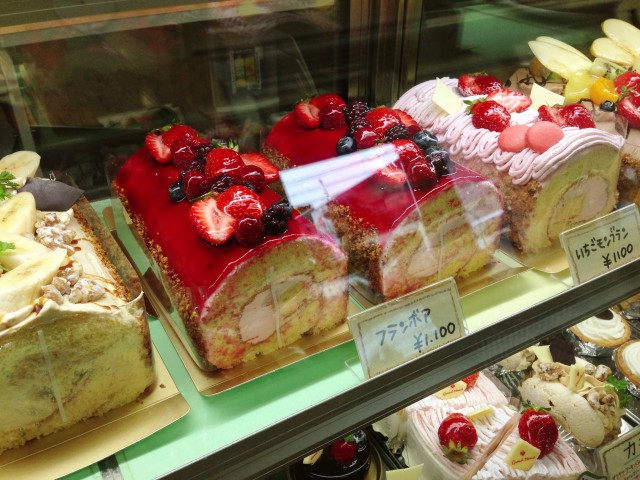 大きめでフルーツたっぷりのロールケーキも1100円！