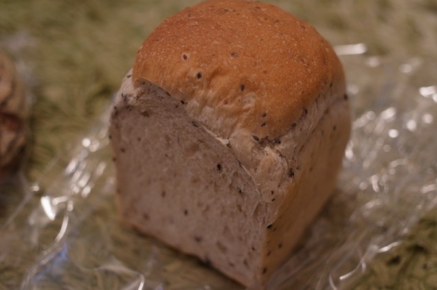 黒ゴマ食パンのハーフ！250円！