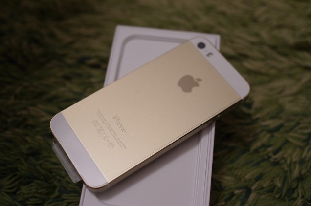 au版iPhone 5s 32GBゴールドモデル！高級品ですよ！