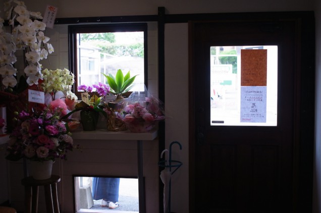 入口側にもカウンターがありますが、今は花でいっぱいに！