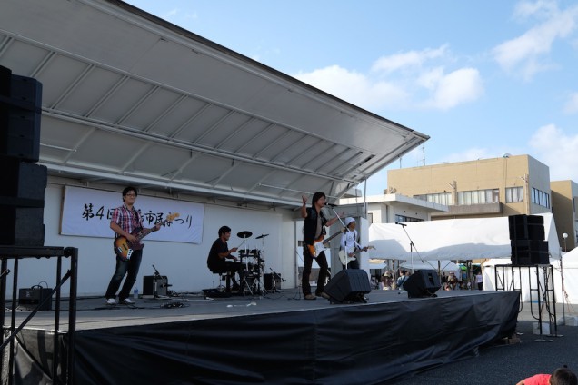 ステージでは爽風の中村さん率いる「ノンオイル」というバンドの演奏が！カッコいい！
