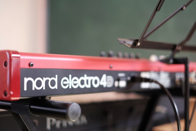 nord electro 4Dの赤が眩しい