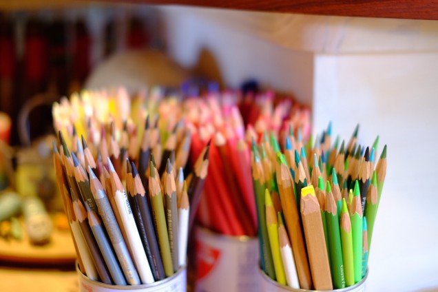 カウンターに並ぶ色鉛筆も凄い！秋田さんが描いた絵もぜひ見てください！