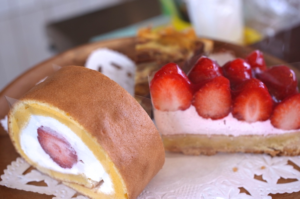 フルーレ – 見た目も美しいあまおういちごのロールケーキとタルトは食べておきたい逸品！