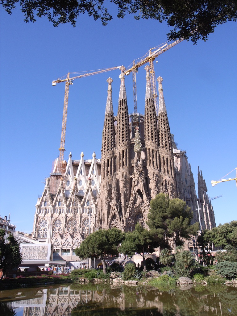 未完のガウディ建築「サグラダファミリア」は着々と工事が進んでいるぞ！ – スペイン訪問記 2015