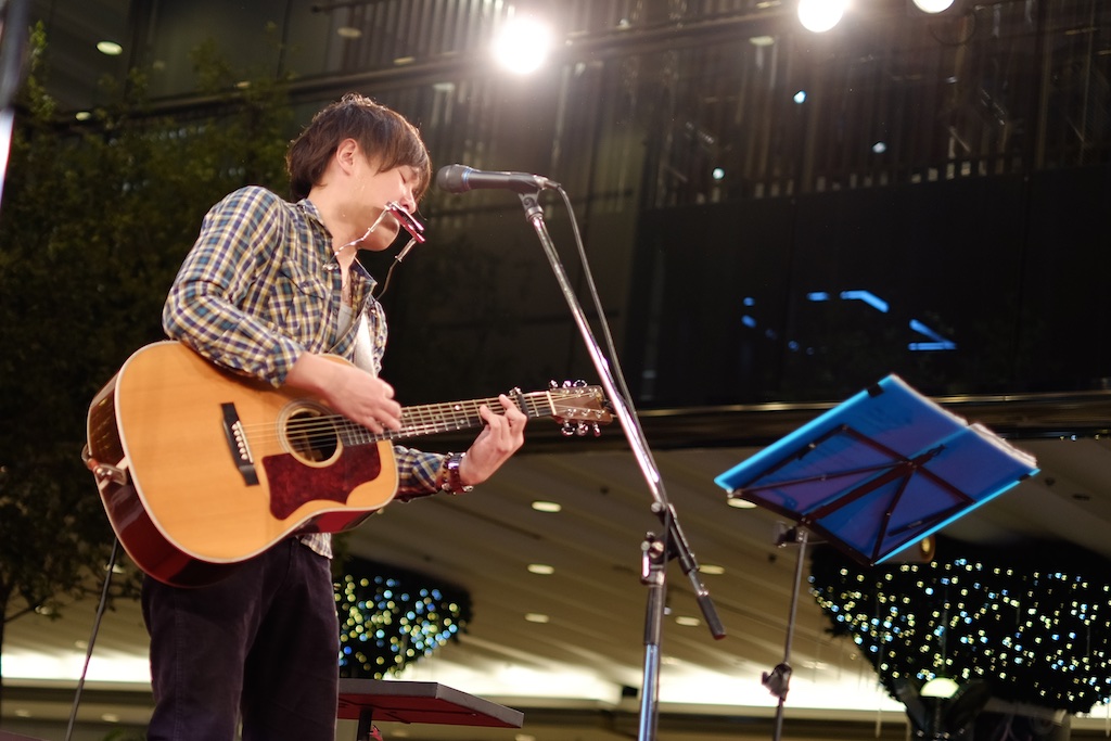 立川翼 Live in ソラリアプラザ – フロアに響き渡る力強い歌声とギター！