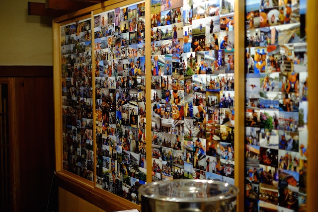 店内入ると壁にはたくさんの写真が！